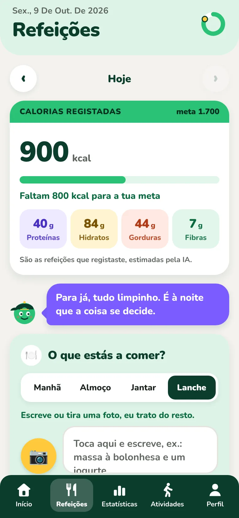 O ecrã Refeições do Kiloach, com as calorias registadas e os nutrientes do dia